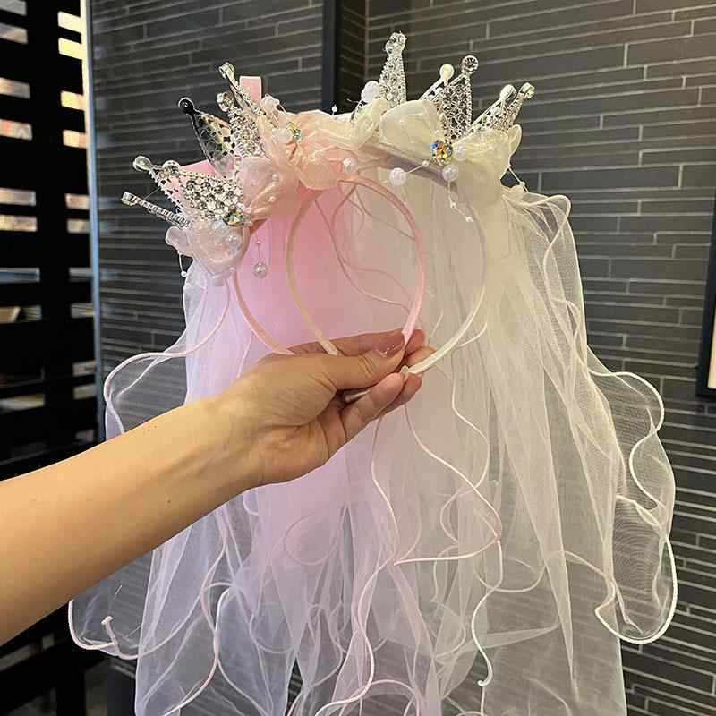 ・カテゴリ: ヘアアクセサリー・スタイル: プリンセス・主な素材: 金属・形状: クラウン・柄: キャラクター・種類: ヘアバンド、ヘッドバンド、ヘアクリップ・流行要素: 金属、スパンコール、キャラクター、クラウン、蝶結び、ストリーマー、チュール、立体装飾・適用年齢: 0-3歳、3-6歳、6-10歳、10歳以上・カラー展開: オフホワイト、ピンク、ブルー、アイボリー、ベージュ、ライトブルー、ミルクホワイト、ピーチ、アプリコット、レイクブルー