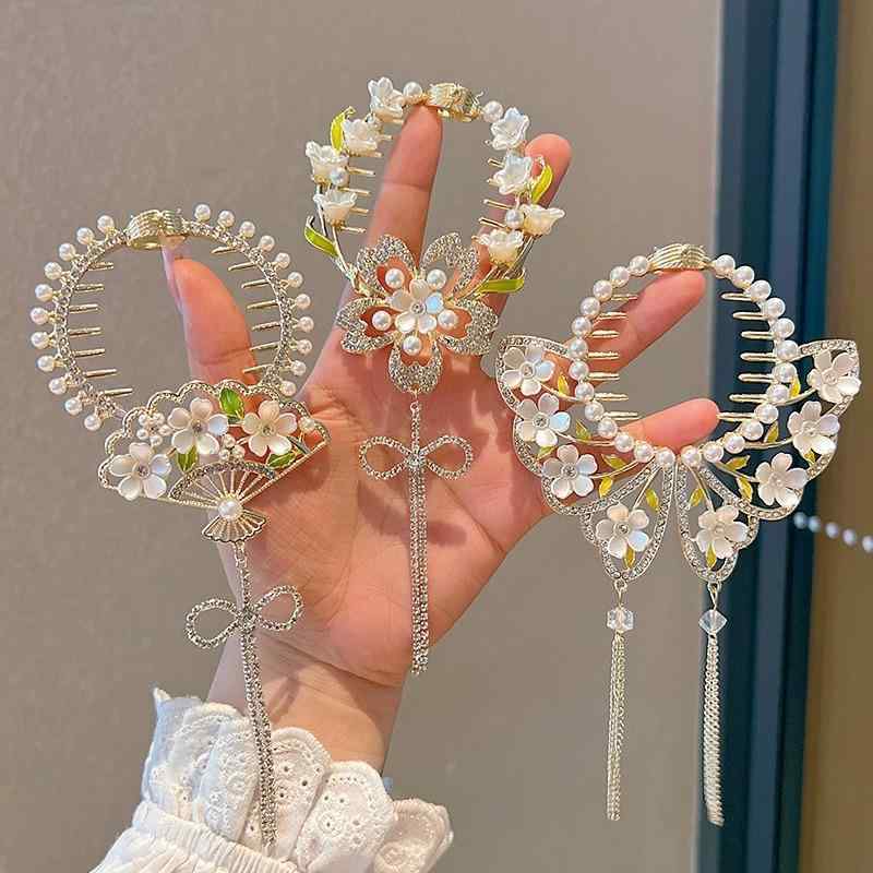 ・カテゴリ: ヘアアクセサリー・スタイル: プリンセス・対象: 子供・素材: 合金・水晶種類: 白水晶・柄: 花蕾・形状: 蝶結び・装飾: パール、花、透かし・カラー展開: 鈴蘭花、花朵領結、蝴蝶花、山茶花、閃鑽魚尾・対象年齢: 3-6歳、6-10歳、10歳以上