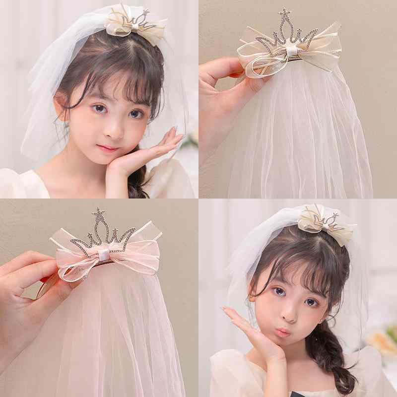 ・カテゴリ: ヘアアクセサリー・タイプ: ヘアクリップ・スタイル: プリンセス・形状: クラウン・素材: チュール・パターン: バタフライ、クラウン・カラー展開: ピンク、ベージュ、ブルー、パープル・対象年齢: 0-3歳、3-6歳、6-10歳、10歳以上・装飾: メタル、ラインストーン、リボン、立体デコ
