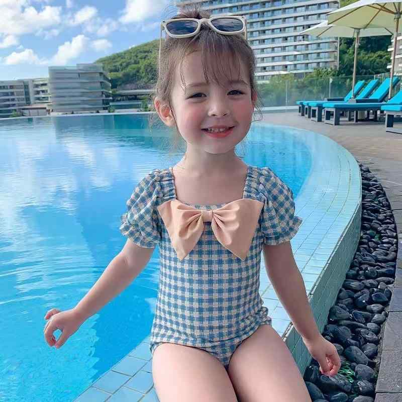 ・カテゴリ: 水着・スタイル: 韓国風、格子柄、セーラー風・対象: 女の子（1〜10歳）・主な素材: ポリエステル・克重: 約200g・着用シーン: スイミング・マリンスポーツ・カラー展開: ブルー格子・サイズ展開: S（90）、M（100）、L（110）、XL（120）、XXL（130）・デザイン: 三角ショーツ