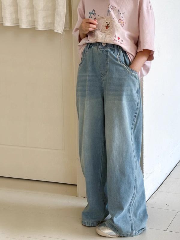 ・カテゴリ: キッズパンツ・スタイル: 韓国風・素材: 綿、ポリエステル24%・丈: フルレングス・対象: 女児・対象年齢: 8歳以上・タイプ: デニムパンツ・加工: 柔らか仕上げ、ウォッシュ加工・柄: 無地・デザイン要素: 可愛い、UKスタイル、トレンド・ウエスト: ミッドライズ・ウエスト仕様: ゴム・カラー: ライトブルー・サイズ展開: 120cm、130cm、140cm、150cm、160cm、170cm