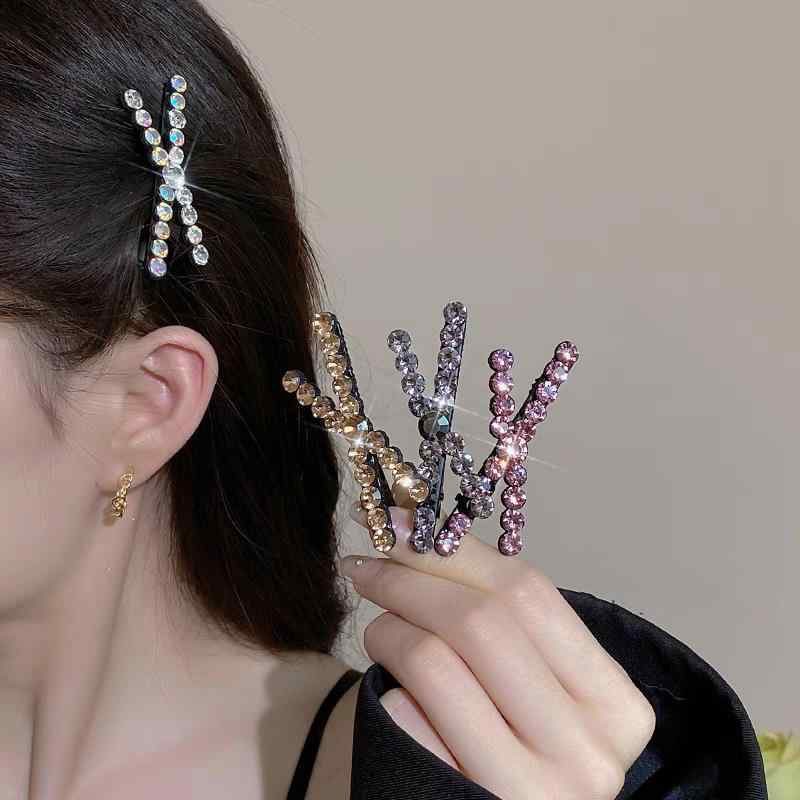 ・カテゴリ: ヘアアクセサリー・タイプ: サイドクリップ・デザイン: クロス・素材: ラインストーン・加工: ラインストーン付き・スタイル: ライトラグジュアリー・スタイル分類: ファッション通勤・カラー展開: シルバー、紫、シャンパン、ブラック・対象: 女性用