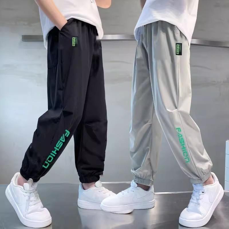 ・スタイル: 韓国風・安全基準: Bクラス・丈: 長ズボン・主な素材: ポリエステル・性別: ユニセックス・対象年齢: 3〜8歳・対応身長: 100〜140cm・種類: 速乾パンツ・デザイン要素: スポーツ・ウエスト: ミッドライズ・ウエストタイプ: ゴムウエスト・カラー展開: ブラック、グレー・カテゴリ: キッズパンツ