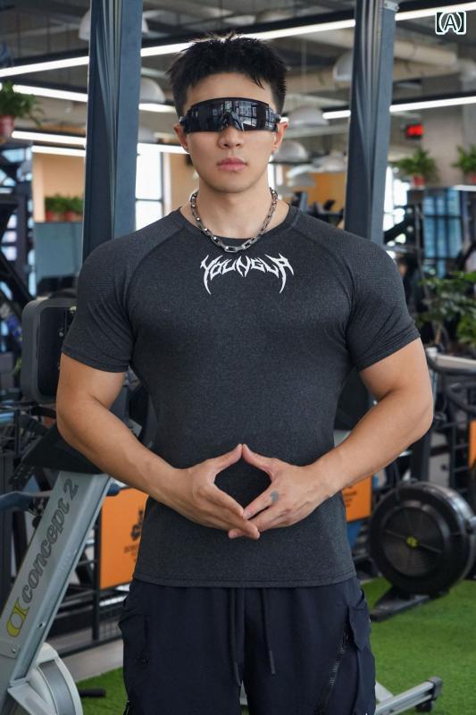 ・製品カテゴリ: Tシャツ・柄: 文字・対象年齢層: 大人・対象性別: ユニセックス・スタイル: スポーツカジュアル・襟タイプ: クルーネック・袖丈: 半袖・素材名: ミルクファイバー・素材成分: ポリエステル・素材成分比率: ポリエステル95%・用途: ランニング,フィットネス機器,フィットネス・カラー: ブラック,グレー・サイズ: M,L,XL,XXL,3XL