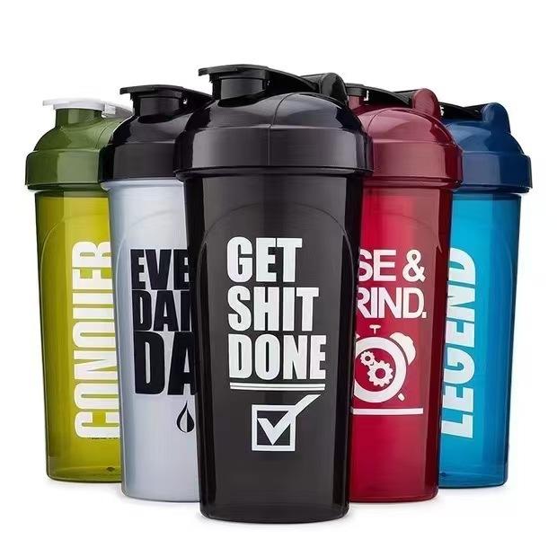 シェイカーボトル 男女兼用 大容量 700ml プロテインシェイカー 撹拌 スポーツボトル ジム フィットネス トレーニング用 ポータブル 軽量 シンプルデザイン