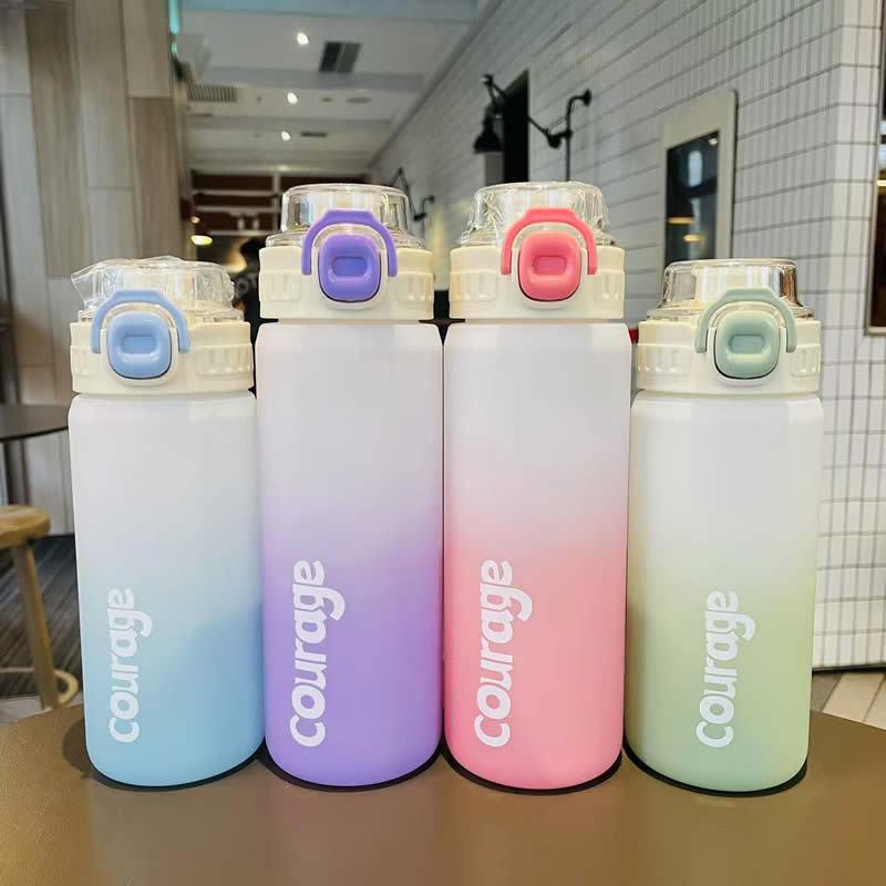 ・カテゴリ: プラスチックカップ・スタイル: スポーツ・機能: ワンプッシュ蓋・構造: 単層・柄: アルファベット・形状: ストレート型・重量: 133g/145g・カラー展開: グラデーションピンク、グラデーションパープル、グラデーションブルー、グラデーショングリーン・容量: 650ml、800ml・素材: PC・飲用形式: 直飲み型・使用シーン: オフィス、家庭、アウトドア・サイズ: 口径7.5cm×高さ20.5cm、口径7.5cm×高さ23.4cm