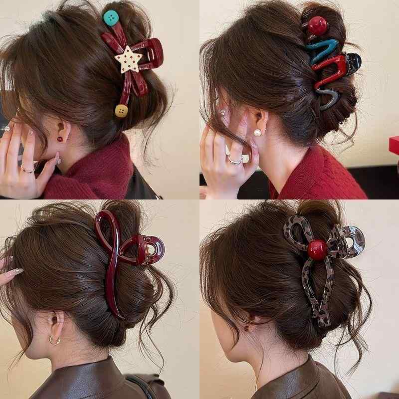 ・カテゴリ: ヘアアクセサリー・スタイル: 韓風・スタイル分類: 清新甘美・主な素材: プラスチック/樹脂・デザイン: ボタン爪クリップ・分類: 爪クリップ・対象: 女性・カラー展開: アンゴラレッド、豹柄リボン、星ボタン、ピンクツイストウェーブ、レッドツイストウェーブ、メルラードカラーミックスゴールドラベル、ミルクキャラメルホローダッグ、ピンクブルーホローダッグ、ホロートライアングル、リボンボタン、ホロースクエア