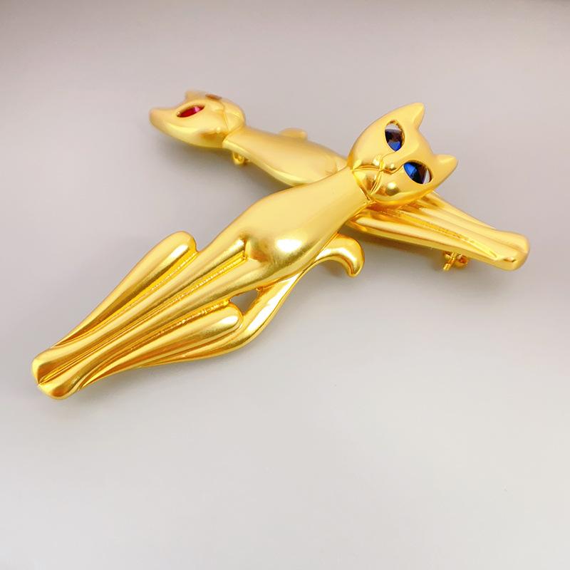 乐天商城 - ブローチ レディース ネコ 猫 モチーフ ジルコニア 電気メッキ加工 レトロ アンティーク調 マット加工 キラキラ ワンポイント 上品 エレガント キュート カジュアルスタイル 通勤用 おしゃれ