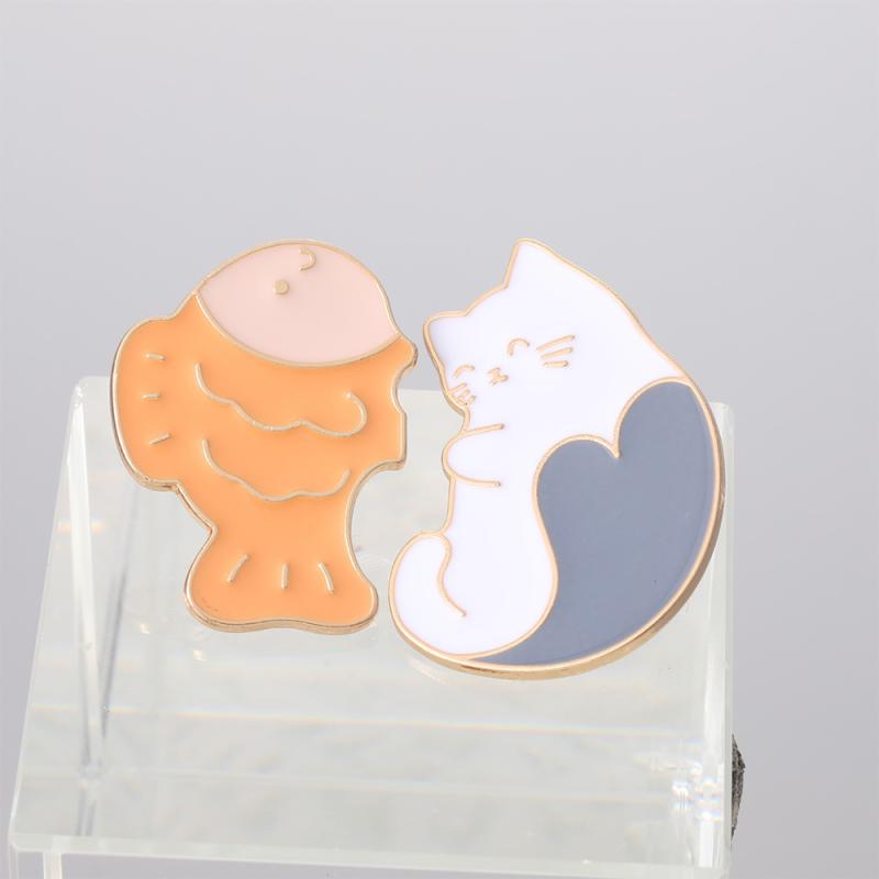 ブローチ ペア カップル 金魚 猫 切り替え 電気メッキ加工 かわいい レトロ 合金 記念 飾り 装飾 ファッション小物