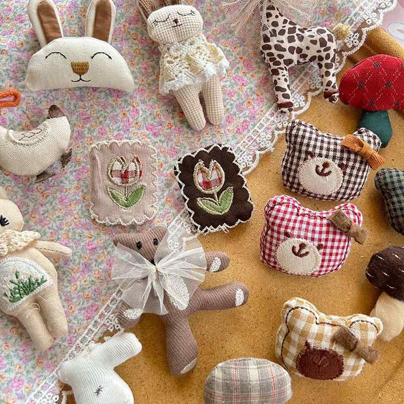 ・カテゴリ: ヘアクリップ・スタイル: 子供向け・スタイル: 韓国風・素材: 布・イメージ: カートゥーン・モチーフ: 動物・パターン: ミックスカラー・対象: 子供・対象年齢: 0-3歳、3-6歳、6-10歳、10歳以上・カラー展開: ピンク、イエロー、ブラウン、グリーン、ライトピンク、レッド、ライトブラウン、ダークブラウン、ベージュ、アプリコット、キャメル、ホワイト・デザイン: 小熊、リボンび、うさぎ、鸭子、きのこ、花、象、魚、リボン、りんご、飛行機