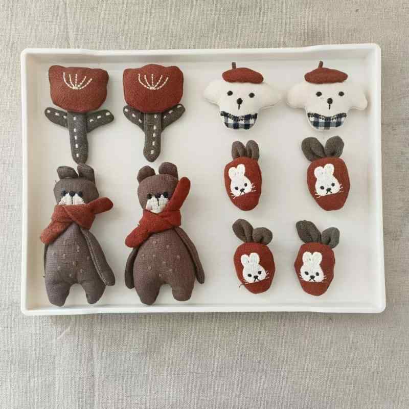 ブローチ レディース キッズ レトロ アニマル フラワー 布製 コットンリネン ぬいぐるみ風 モチーフ クマ ニンジン チューリップ コサージュ 安全ピン付き ファッション雑貨 小物 アクセサリー