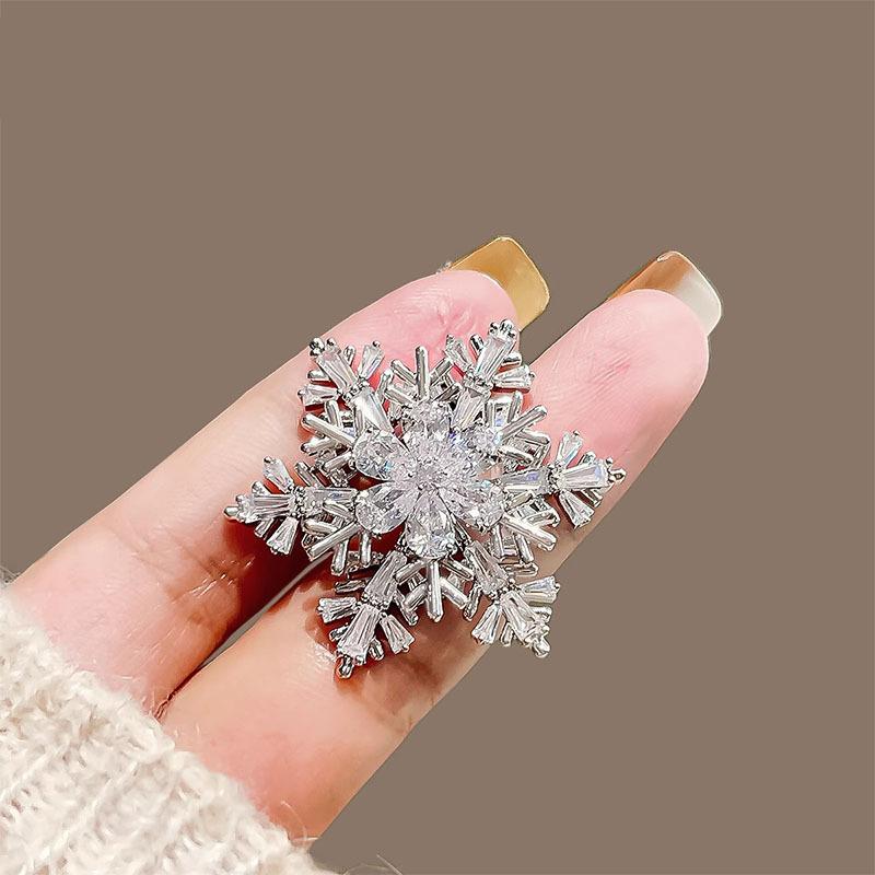 ブローチ レディース 秋冬 雪花 モチーフ 電気メッキ加工 合金 高級感 スワロフスキー調 個性的 お洒落 カジュアル ファッション大衣 セーター アクセサリー 飾り
