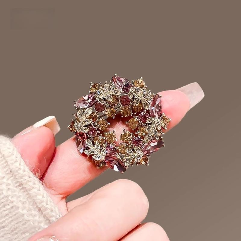 ブローチ レディース 紫荆花 花輪 キュービックジルコニア スワロフスキー風 華奢 キラキラ インポート 大人 かわいい 高級感 フォーマル セレモニー 卒園式 入園式 コサージュ ピン アクセサリー