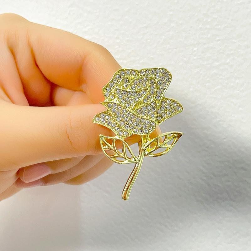 Rakuten - ブローチ レディース ローズ 薔薇 ラインストーン キラキラ 華やか 上品 フォーマル カジュアル ピン スーツ マフラー留め 落下防止 ギフト 贈り物 アクセサリー 金 銀 ゴールド シルバー