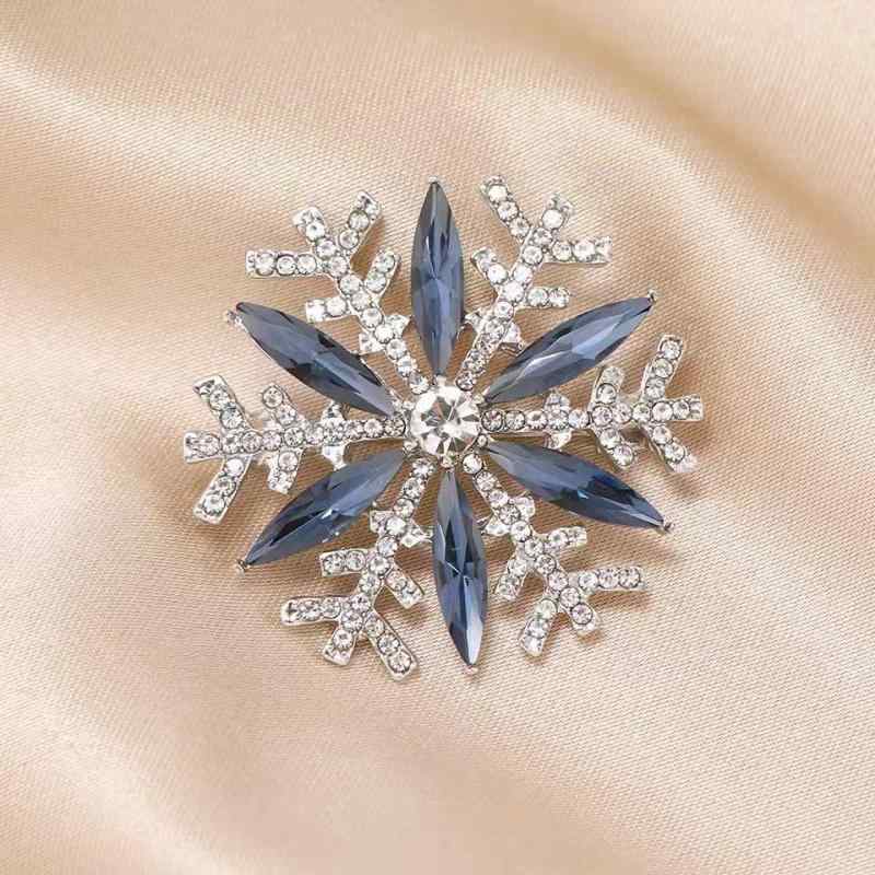 ブローチ レディース ブルー クリスタル 雪の結晶 ラインストーン キラキラ エレガント 上品 華やか アクセサリー コサージュ ジュエリー フォーマル カジュアル 通勤用 普段使い ギフト プレゼント 記念日 贈り物