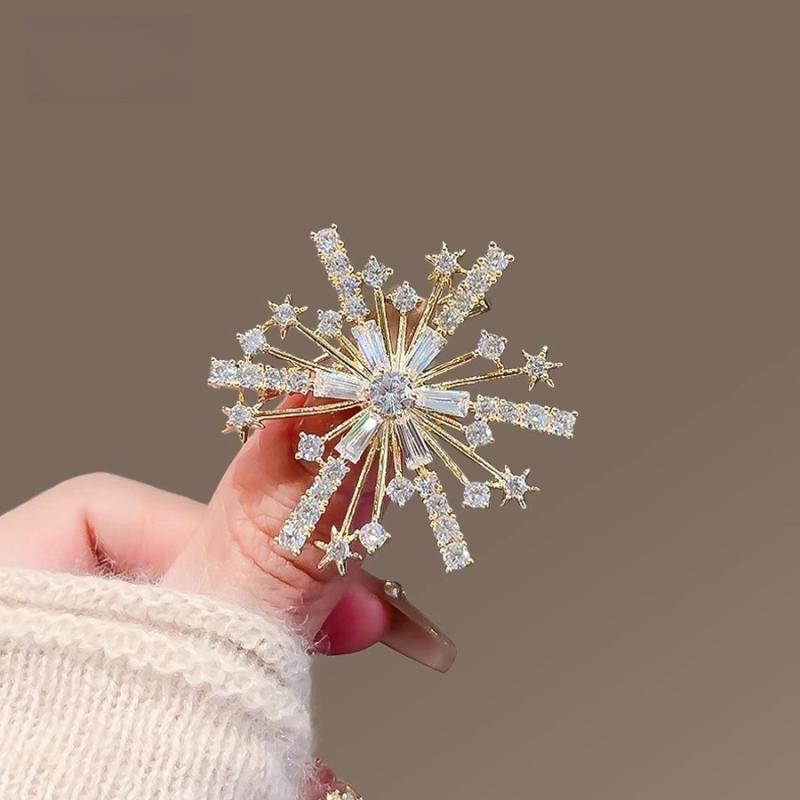 ブローチ レディース キラキラ 雪の結晶 モチーフ 高級感 胸飾り コサージュ 華やか アクセサリー おしゃれ プレゼント