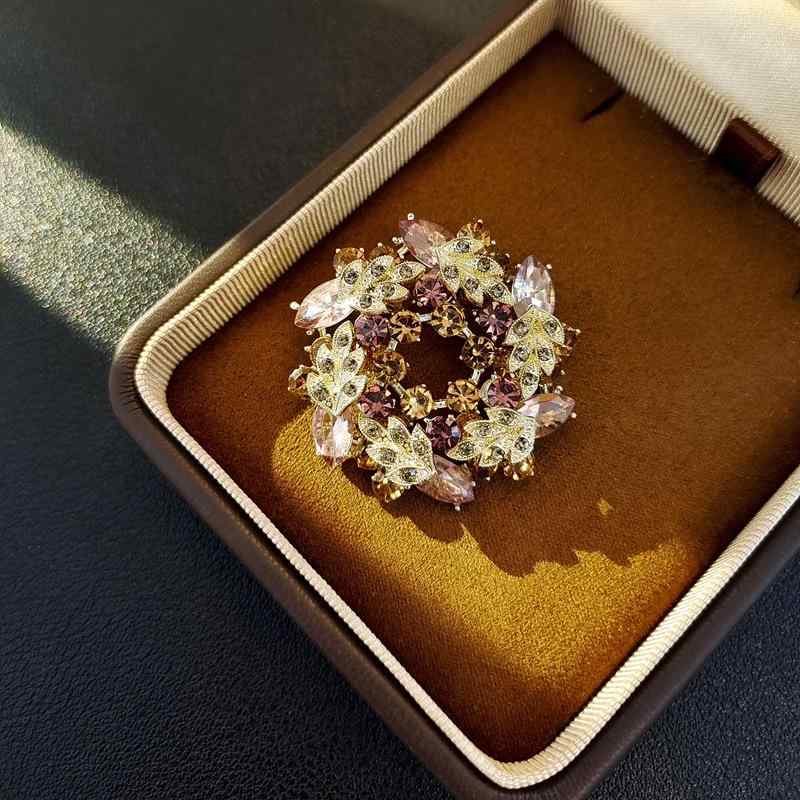 ブローチ レディース 花環モチーフ 高級感 ビジュー キラキラ レトロ風 花柄 フラワー リーフ ラインストーン ピンバッジ コート ジャケット用 アクセサリー
