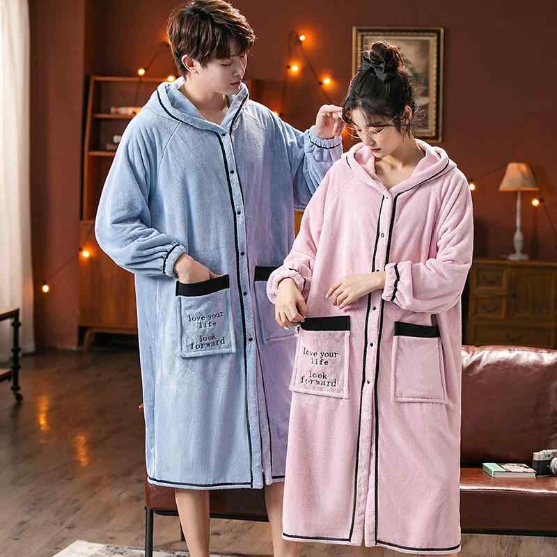 ・主な素材: ポリエステル（80-90%）・素材特性: コーラルフランネル・厚み: 超厚（351-400g/平方メートル）・スタイル: シンプルカジュアル・用途: カジュアル、入浴、在宅・対象: カップル・カラー展開: 黒縁ピンク、黒縁白、黒縁グレー、黒縁ブルー・サイズ展開: フリーサイズ・襟型: 折り返し襟