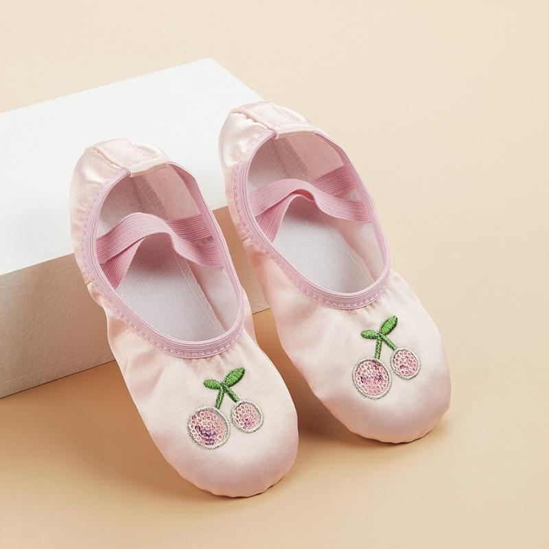 ・カテゴリ: バレエシューズ・対象年齢: 子供・対象性別: 女・靴底素材: 革・機能: 通気性、バランス性、軽量、耐摩耗性、吸汗性、衝撃吸収、フィット感・用途: バレエダンス・カラー展開: 藕色・サイズ展開: 24,25,26,27,28,29,30,31,32,33,34,35,36・厚み: 普通