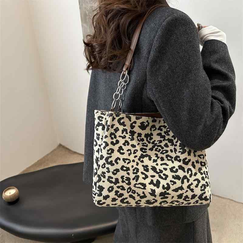 樂天商城 - トートバッグ レディース ヒョウ柄 ハンドバッグ 通勤 軽量 大容量 肩掛け A4対応 レトロ カジュアル