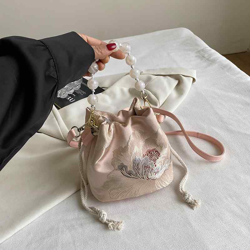 ショルダーバッグ レディース 水桶包 2way 手提げ 巾着 刺繍 チャイナ風 蝶 花柄 PUレザー 斜めがけ 肩掛け パール ハンドル 和風 レトロ ミニバッグ カジュアル 通勤 お出かけ