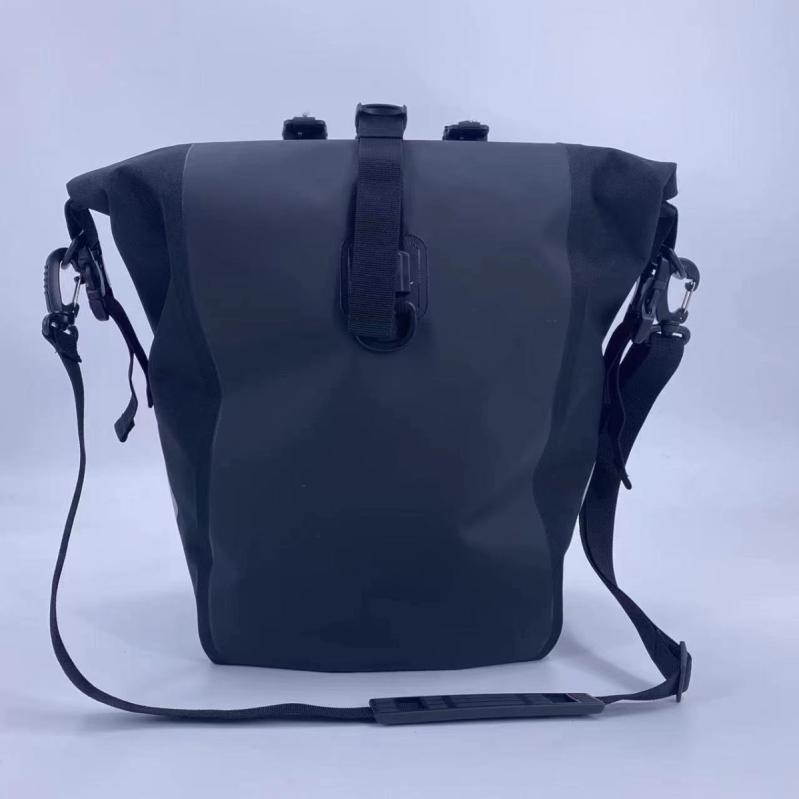 ・カテゴリ: 自転車バッグ・主な素材: PVC・機能: 防水・容量: 15L・カラー: ブラック