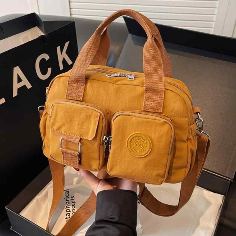 ・カラー展開: ブラック、グリーン、グレー、ブラウン、ベージュ、ブルー・スタイル: クロスボーダー・主な素材: 牛津布・裏地: ポリエステル・種類: 小方包・バッグサイズ: 小・形状: 縦型方形・装飾: ステッチ・開閉方式: ジッパー・内部構造: ジッパー付き仕切り袋・硬度: 中偏軟・外ポケット: 蓋付き・肩紐: 2本・使用シーン: 日常