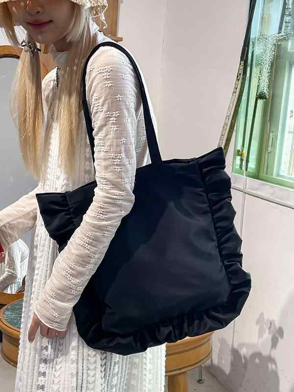 ・カラー展開: ブラック、ブルー、ホワイト、ピンク・スタイル: 欧米レトロ・主な素材: オックスフォード布・バッグサイズ: 中・装飾: レース、花・バッグ形状: 縦型四角・開閉方式: オープン・内部構造: カードポケット・外ポケット: オープンポケット・硬さ: ソフト・肩紐: 2本・シーン: 日常