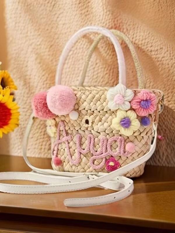 ・カラー: 淡ピンク系・スタイル: 爽やかスイート・主な素材: 草編み・デザイン: 小方包・バッグサイズ: 小・形状: 楕円形・開閉方式: 引き紐・硬さ: やわらかめ・使用シーン: 日常