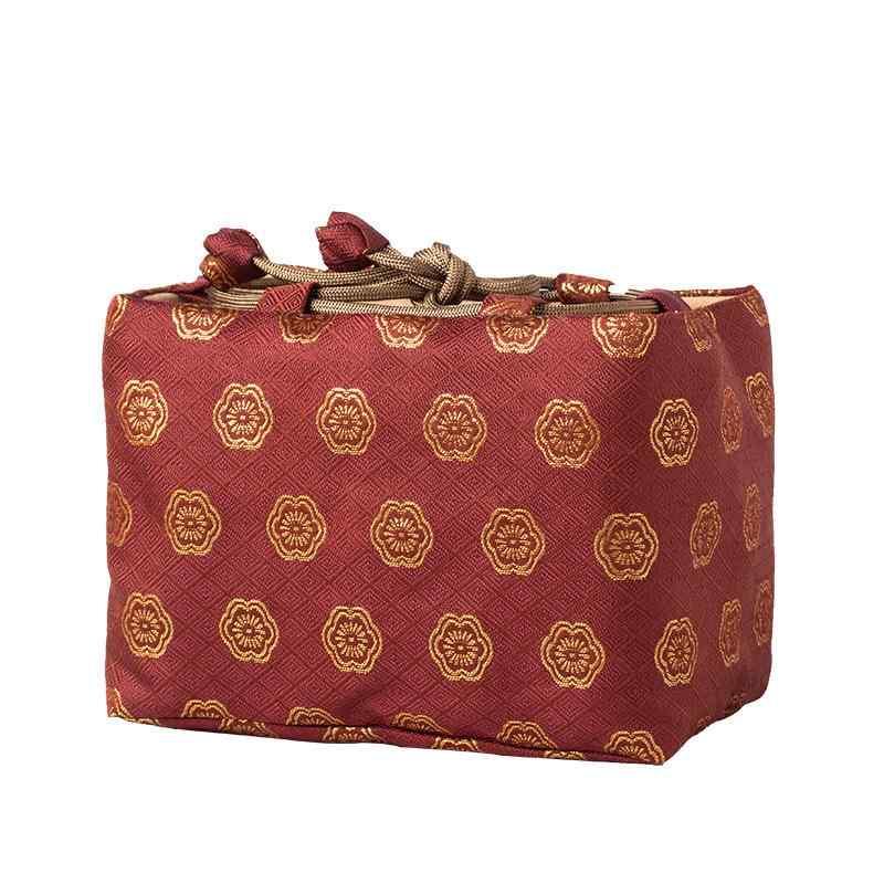 ・カテゴリ: 茶具収納バッグ・主な素材: 布・スタイル: 中国風・カラー展開: 桜舞うチャイナレッド、ベージュザクロ花、水色ザクロ花、フォッグブルーデイジー、ゴールド亀甲、松枝と仙鶴、錦繍の花、銀杏の葉、江水と海崖、蘭の花古風、水色団窠、ベージュ団窠、宝相華、国色天香