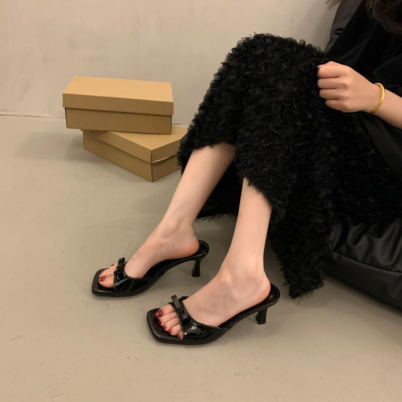 ・カラー展開: ブラック、アイボリー、ワインレッド、ホワイト・サイズ展開: 35、36、37、38、39、40、41、42・アッパー素材: PU・カテゴリ: サンダル・スタイル: カジュアル・つま先の形状: スクエアトゥ・ソール素材: ラバー・裏地素材: 裏地なし