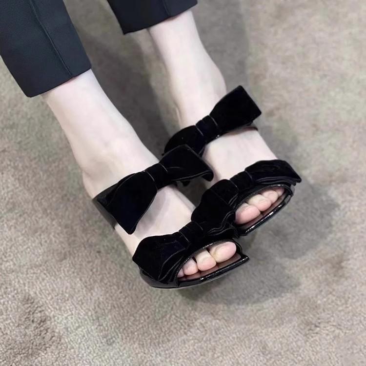 ・カテゴリ: 一字型サンダル・アッパー素材: 西施絨・つま先形状: スクエアトゥ・靴底素材: ゴム・裏地素材: マイクロファイバー・ヒールの高さ: 高ヒール(6-8cm)・カラー展開: ブラック(8cm)・サイズ展開: 34, 35, 36, 37, 38, 39, 40