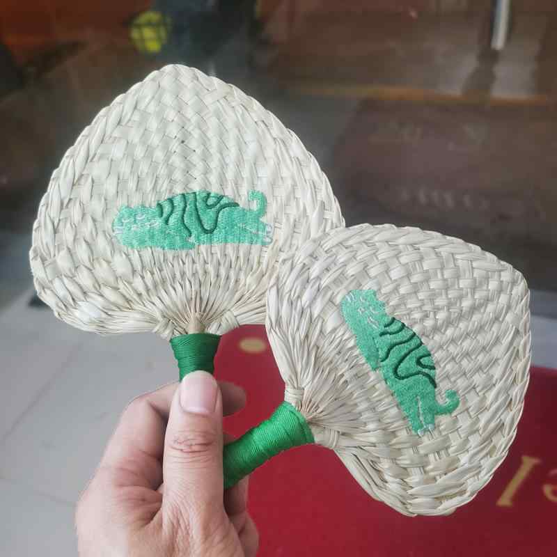 ・カテゴリ: 扇子・素材: 棕櫚葉・サイズ: 11cm-15cm・工芸: 刺繍・用途: ギフト、旅行記念、ビジネスギフト、広告ギフト、プロモーション、アウトドア・カラー展開: 小懒猫（10-15cm）