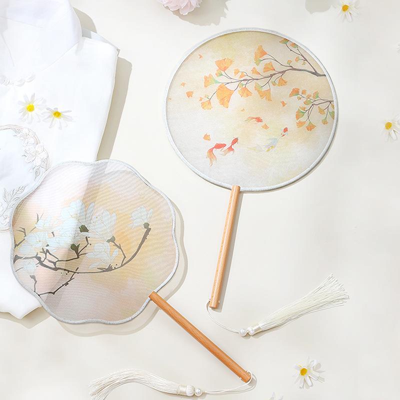 ・カテゴリ: 古風扇・工芸: 印刷・骨架素材: 木・カラー展開: 【半透丸形】芳華【両面表示】,【半透丸形】酔紅顔【両面表示】,【半透丸形】紫陌【両面表示】,【半透丸形】安夏【両面表示】,【半透丸形】夢蝶【両面表示】,【半透丸形】相思【両面表示】,【半透丸形】三生有杏【両面表示】,【半透丸形】願如初【両面表示】,【半透丸形】香清年華【両面表示】,【半透八弁両面表示】安夏,【半透八弁両面表示】芳華,【半透八弁両面表示】夢蝶,【半透八弁両面表示】三生有杏,【半透絹質八弁両面表示】相思,【半透八弁両面表示】香清年華,【半透八弁両面表示】願如初,【半透八弁両面表示】紫陌,【半透八弁両面表示】酔紅顔
