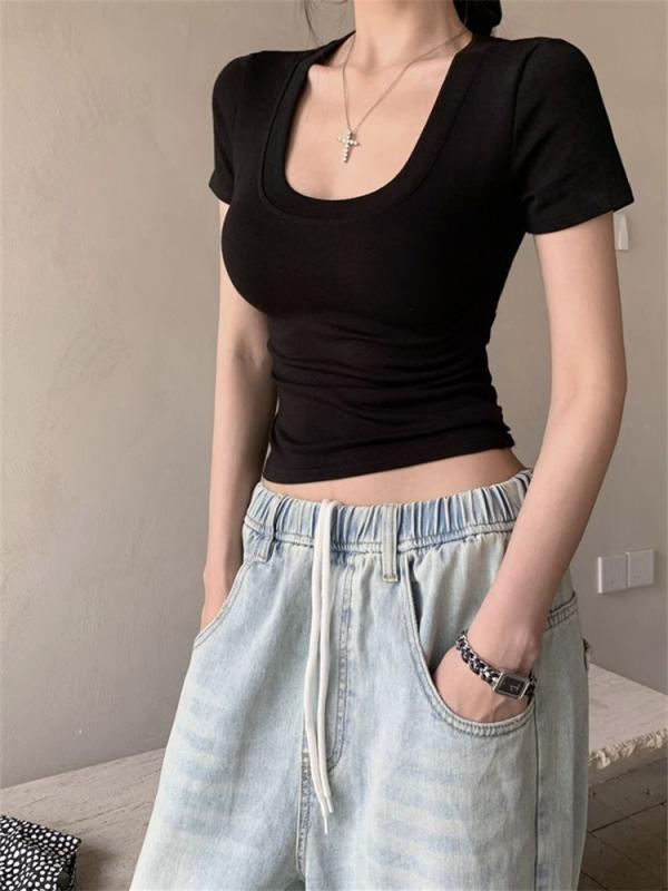 ・カテゴリ: Tシャツ・スタイル: コンサバ、フェミニン・主な素材: レーヨン（粘胶繊維）・柄: 無地・袖丈: 半袖・シルエット: スリムフィット・着丈: ショート丈（40cm超、50cm以下）・ネックライン: Uネック・袖の種類: レギュラースリーブ・デザイン要素: アシンメトリー、カットアウト・カラー展開: ブラック・サイズ展開: S、M、L、XL