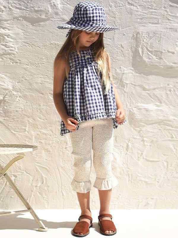 ・カテゴリ: 子供用タンクトップ、キャミソール・対象性別: 女の子・スタイル: ガーリー・デザイン: タンクトップ・対象年齢: キッズ（3〜8歳、身長100〜140cm）・生地加工: 柔軟加工、酵素洗い・柄: チェック・素材: 麻混紡・主な素材: 綿・主な素材の含有量: 90%・安全基準: B類・ネックライン: クルーネック・フード: なし・カラー展開: ブルーチェック・サイズ展開: 90cm、100cm、110cm、120cm、130cm