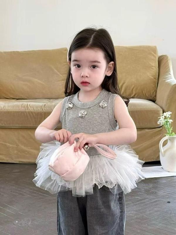 ・カテゴリ: 子供用タンクトップ、キャミソール・性別: 女児・スタイル: スウィート・袖丈: ノースリーブ・対象年齢: 1〜3歳（身長80〜100cm）・生地加工: 酵素洗い・柄: 無地・デザイン: トレンド・素材: 綿混（綿 80%）・安全基準: B類・ネックライン: クルーネック・フード: なし（フードなし）・カラー展開: グレーチュールフラワーベスト、ダークグレージーンズ・サイズ展開: 80cm、90cm、100cm、110cm、120cm、130cm