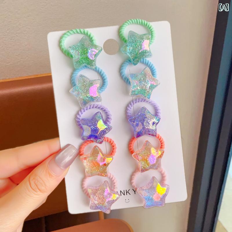 ・カテゴリ: ヘアアクセサリー・スタイル: カートゥーン・対象: 子ども・セット内容: ヘアゴム10点セット、ヘアゴム20点セット・カラー展開: ラメ星、ラメハート、ラメ蝶&ラメハート、ピンクうさぎ、キティちゃんリボン、キティちゃん笑顔、さくらんぼくま、ハッピーキティ、パープル球形、ピンク球形、レッドブラック球形、カラフル球形、格子雲、可愛いウサギ、スイーツくま、カラフルパールリボン、キラキラパールリボン、ラメパールリボン、ブラウンパールリボン、レッドパールリボン、少女系パールリボン、アイスクリームパールリボン、竹節パールリボン・サイズ: ヘアゴム直径約1.5cm、直径約2cm、直径約2.5cm、直径約3cm・デザイン要素: 立体デコレーション・対象年齢: 3-6歳