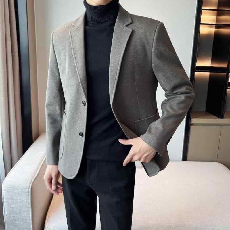 ・カテゴリ: テーラードジャケット・フィット感: ルーズフィット・襟型: テーラードカラー・前立て: シングル2つボタン・スタイル: カジュアル・柄: 無地・主な素材: ポリエステル（化繊混紡）・素材含有率: 55%・スリット: ノンスリット・ターゲット層: メンズ・仕様・加工: ノーアイロン加工・装飾: ボタン装飾・着丈: 標準・袖丈: 長袖・ポケット: パッチポケット・カラー展開: ブラック、グレー、ブラウン・サイズ展開: S、M、L、XL、2XL、3XL、4XL、5XL