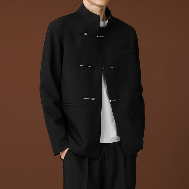 ・カテゴリ: 休闲西服・スタイル: ・版型: ゆったり型・ネックライン: スタンドカラー・前立て: 单排三粒扣・柄: 無地・主な素材: （ポリエステル）・素材の割合: 95%・裏地素材: （ポリエステル）・着用シーン: 休闲・スリット: 无开衩・対象: 青年・加工: 免烫处理・着丈: 常规・袖丈: 長袖・ポケット: 侧缝插袋・カラー展開: 黒色・サイズ展開: S、M、L、XL、2XL、3XL、4XL・裾のデザイン: 直下摆・性別: 男