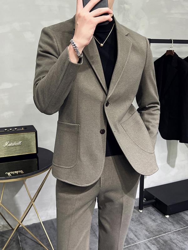 ・カテゴリ: テーラードジャケット・スタイル: カジュアル、ライトビジネス・フィット感: ルーズフィット・襟型: テーラードカラー・前立て: シングルブレスト2つボタン・柄: 無地・素材: ポリエステル75%・裏地素材: ポリエステル・着用シーン: カジュアル・ベント: センターベント・仕様・加工: ノーアイロン加工・ディテール: ワッペン・着丈: レギュラー...袖丈: 長袖・ポケット: パッチポケット・カラー展開: ブラック、グレー、ブラウン・サイズ展開: M、L、XL、XXL、3XL、4XL、5XL・裾デザイン: ストレートヘム・対象性別: メンズ