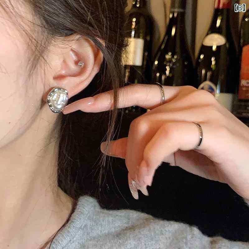 bloomelierの耳飾り レディース ピアス 貝殻 金属アレルギー対応 U字 幾何学 ゴールド シルバー バ洛克風 フェイクパール 不規則 個性的 高級感 スタイリッシュ フェミニン おしゃれ｜アングル3