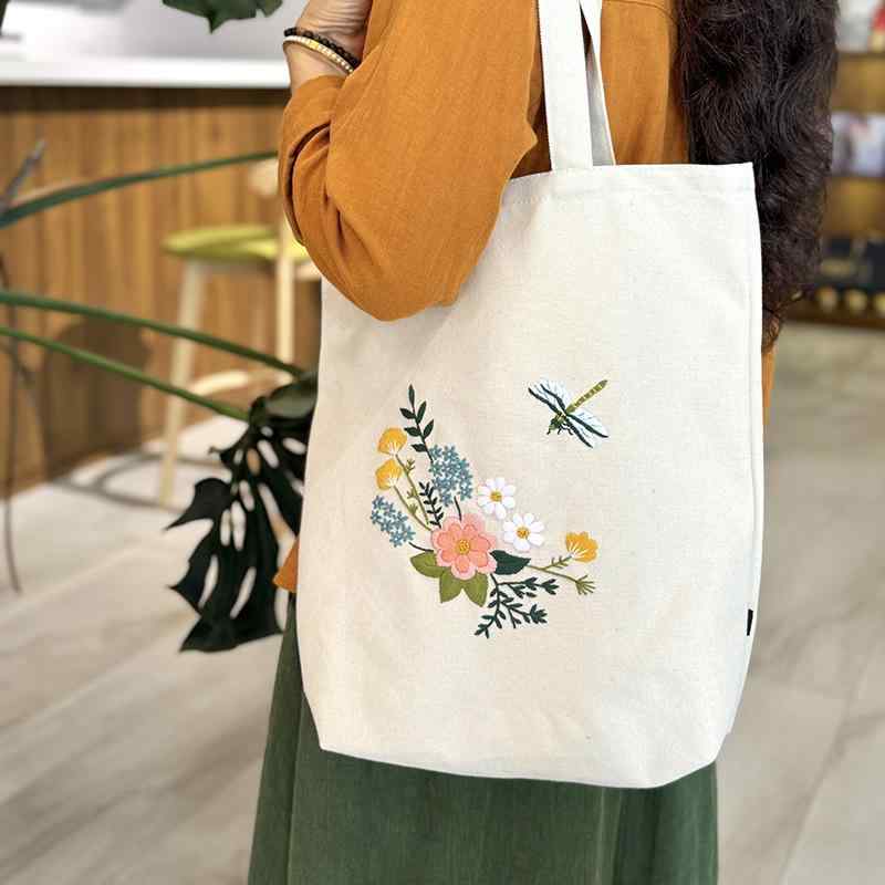 ・スタイル: 新中式・主な素材: 亜麻（リネン）・柄: 植物、花柄・カテゴリ: クロスステッチキット、刺しゅうキット・カラー展開: ブルー、ブラック、ベージュ（未完成品）、オフホワイト（未完成品）・サイズ: 20cmプラスチック製刺繍枠付き
