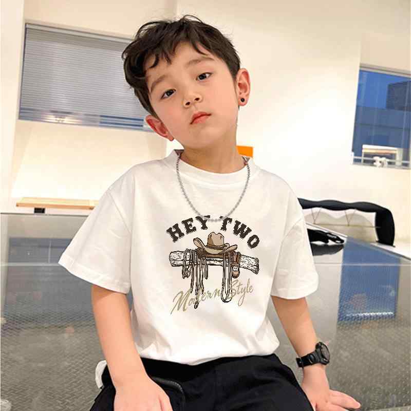 ・カテゴリ: 子供用Tシャツ・対象性別: 男児・スタイル: カートゥーン、キュート・フード: なし・袖丈: 半袖・対象年齢: 3～8歳・生地加工: 柔軟加工・柄: 動物、無地、キャラクター、英字、プリント・主な素材: 綿 ・安全基準: Aクラス・ネックライン: クルーネック・機能: 静電気防止・カラー展開: ホワイト（HEYカウボーイハット）、ブラック（鹿王）、レッド（ネクタイ白アヒル）、アプリコット（砂漠サボテン）・サイズ展開: 90cm、100cm、110cm、120cm、130cm、140cm