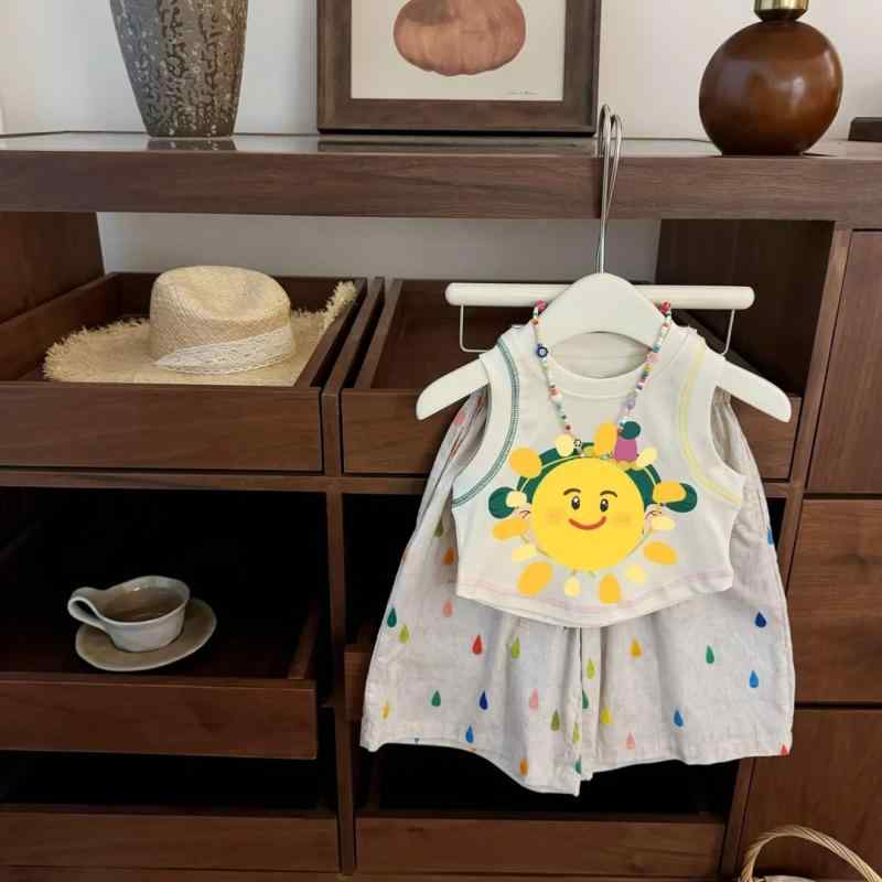 ・カテゴリ: 子供服セットアップ・スタイル: 韓国風・セット内容: スカートセット（2点セット）・対象性別: 女の子・推奨年齢: 3〜8歳・袖丈: ノースリーブ・フード: なし・厚さ: 薄手・柄: キャラクター・デザイン特徴: ソフト加工・素材: 綿 90%・留め具の種類: プルオーバー・カラー展開: クリーム、パンツ・サイズ展開: 100cm、110cm、120cm