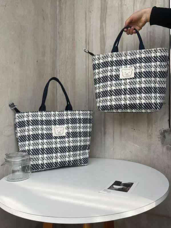 ・カテゴリ: トートバッグ・主な素材: 帆布・カラー展開: ストライプ（小）、ストライプ（大）、チェック（大）、チェック（小）・スタイル: フェミニン・対応パソコンサイズ: 14インチ（35.56cm）・柄: ストライプ、チェック・裏地素材: ポリエステル