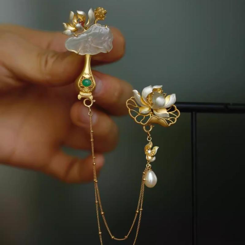 ・カテゴリ: 胸針・素材: 合金・スタイル: 女性用・デザイン: 花モチーフ・加工: メッキ・カラー展開: 蓮花+荷葉・流行要素: 倒角方粒・機能: 装飾・スタイル分類: 軽奢風・スタイル分類: ファッション通勤・流行要素分類: 幾何