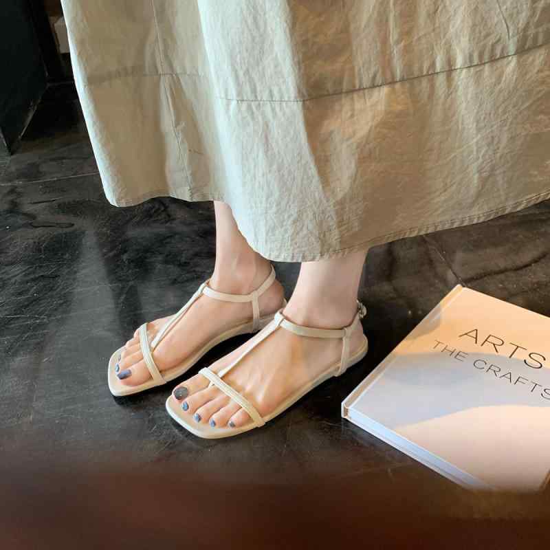 ・カテゴリ: ストラップサンダル・対象: 成人・アッパー素材: マイクロファイバー・ソール素材: ゴム・スタイル: カジュアル・つま先形状: スクエアトゥ・デザイン特徴: バックル・履き方: バックル・機能: 通気、軽量・柄: 無地・インソール素材: 合成皮革・シューズの高さ: ローカット・バックストラップスタイル: アンクルストラップ・サイドスタイル: サイドオープン・カラー展開: ブラック、ホワイト、ブラウン、レッド・サイズ展開: 35、36、37、38、39、40・ソールの厚さ: 0cm〜3cm・ヒール形状: フラット