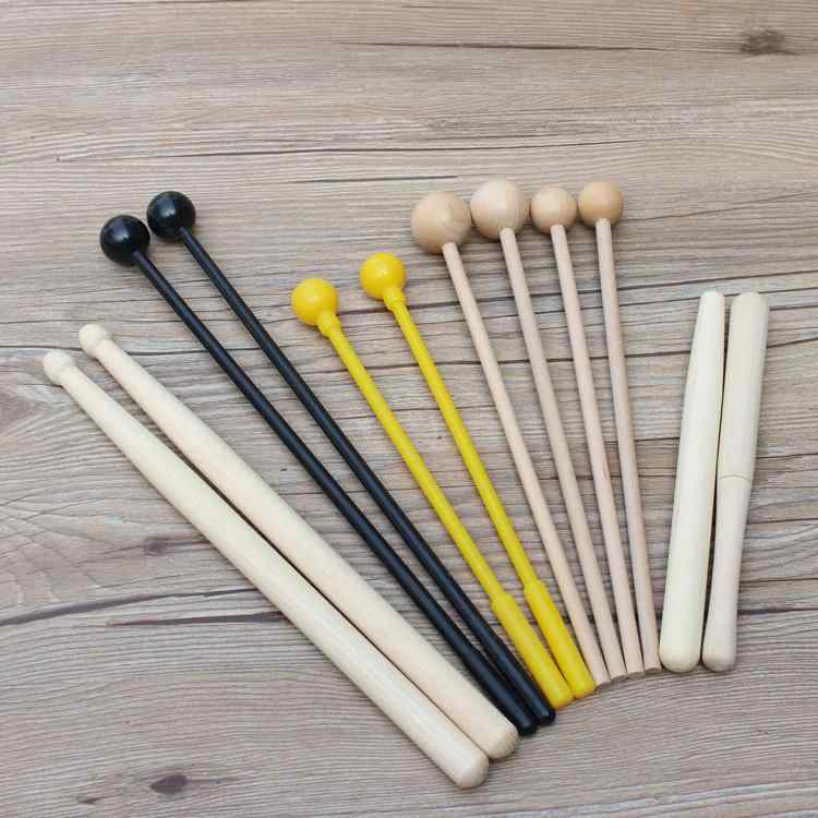 ・カテゴリ: その他・サイズ: 長さ22cm・主な用途: 楽器演奏・カラー展開: 黄色プラスチック琴ハンマー（1ペア）、黒色プラスチック琴ハンマー（1ペア）、2cm木製丸玉琴ハンマー（1本）、2.5cm木製丸玉琴ハンマー（1本）、ドラムスティック（1ペア）、木製ゴングハンマー（1本）、ウッドブロック用打棒（1本）、トライアングル用打棒（1本）、トライアングル用ホルダー（1個）、スポンジボール製ドラムスティック（1ペア）、黄色リング5個＋金属棒5本セット・対象年齢: ティーンエイジャー（15歳〜18歳）・対象性別: 男女共用