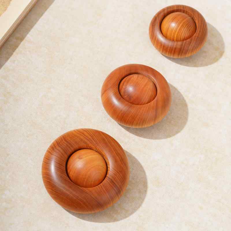 ・カテゴリ: 工芸品、オーナメント、オブジェ・スタイル: 現代的、シンプル・主な素材: 崖柏（ヤーバイ）・サイズ展開: 6.3×3.0cm、5.3×3.0cm、4.5×2.8cm・製造工程: り